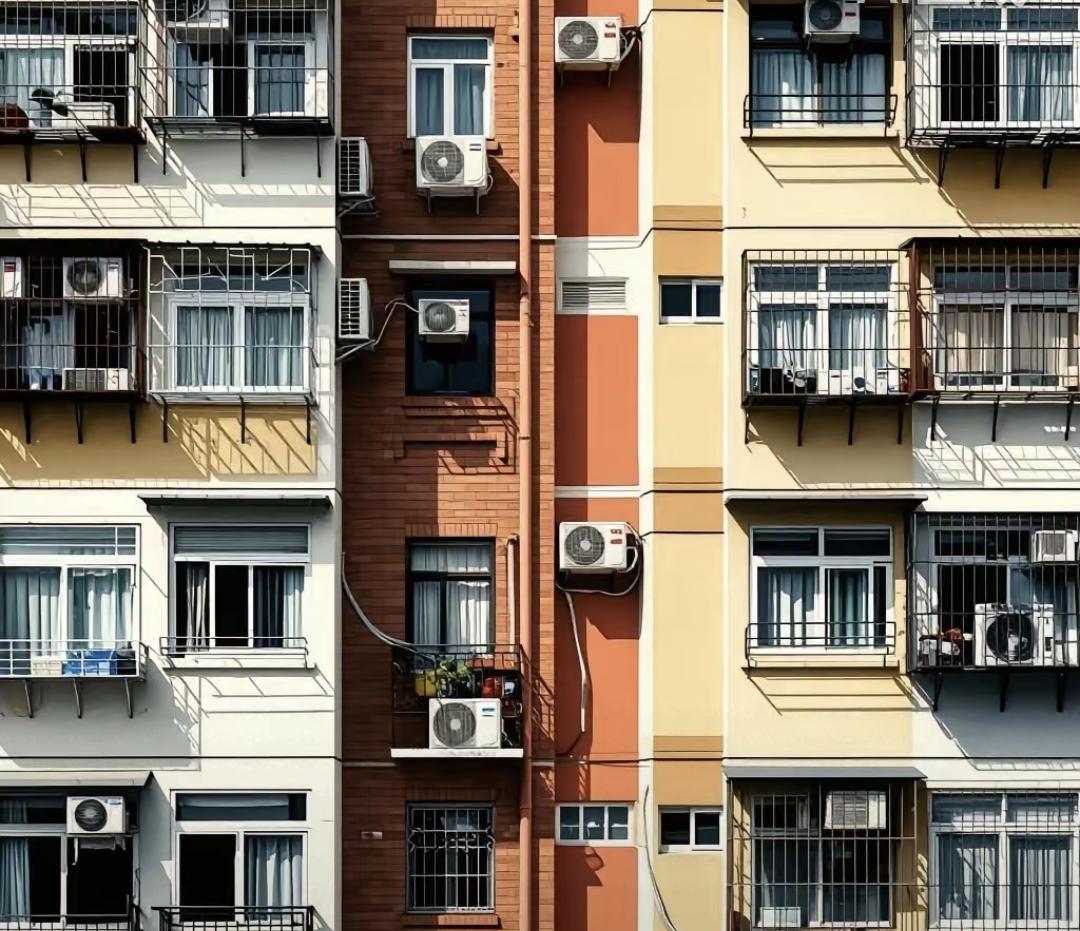 我在外地打七年工，一直租着十平米的小隔间。房租每月一千，房间就一张床、一张桌子，