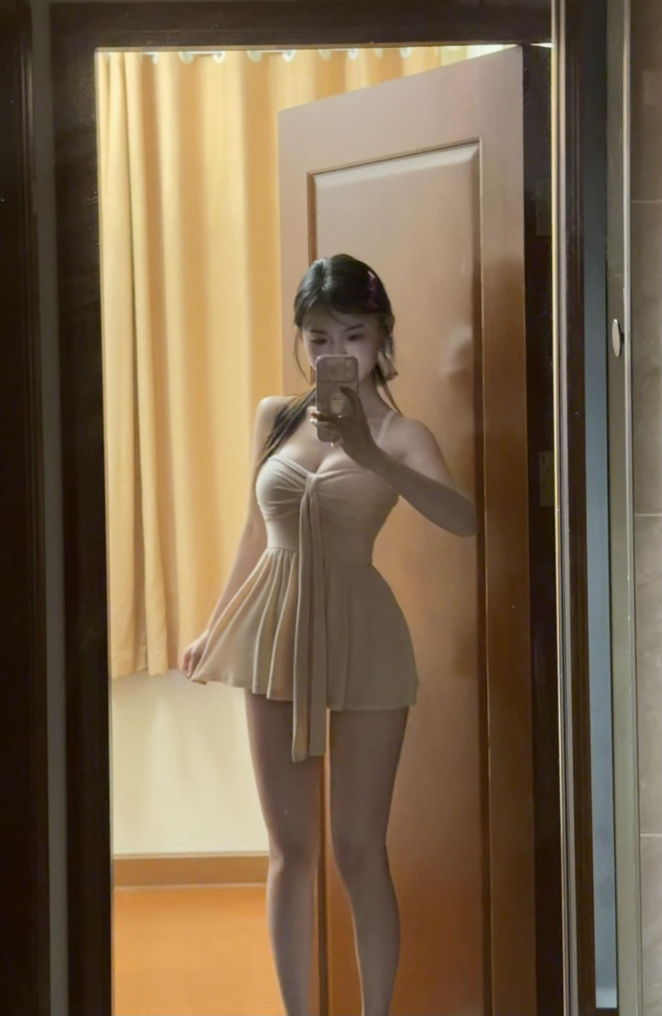 背薄薄的 腰细细的 臀翘翘的好不好
