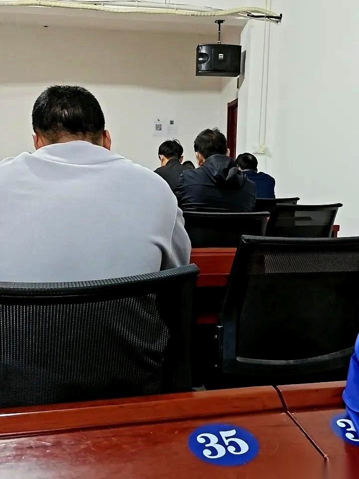 就为了一张电工证，我差点以为自己活在三个世界。托人问了第一家，山西的。电话那头