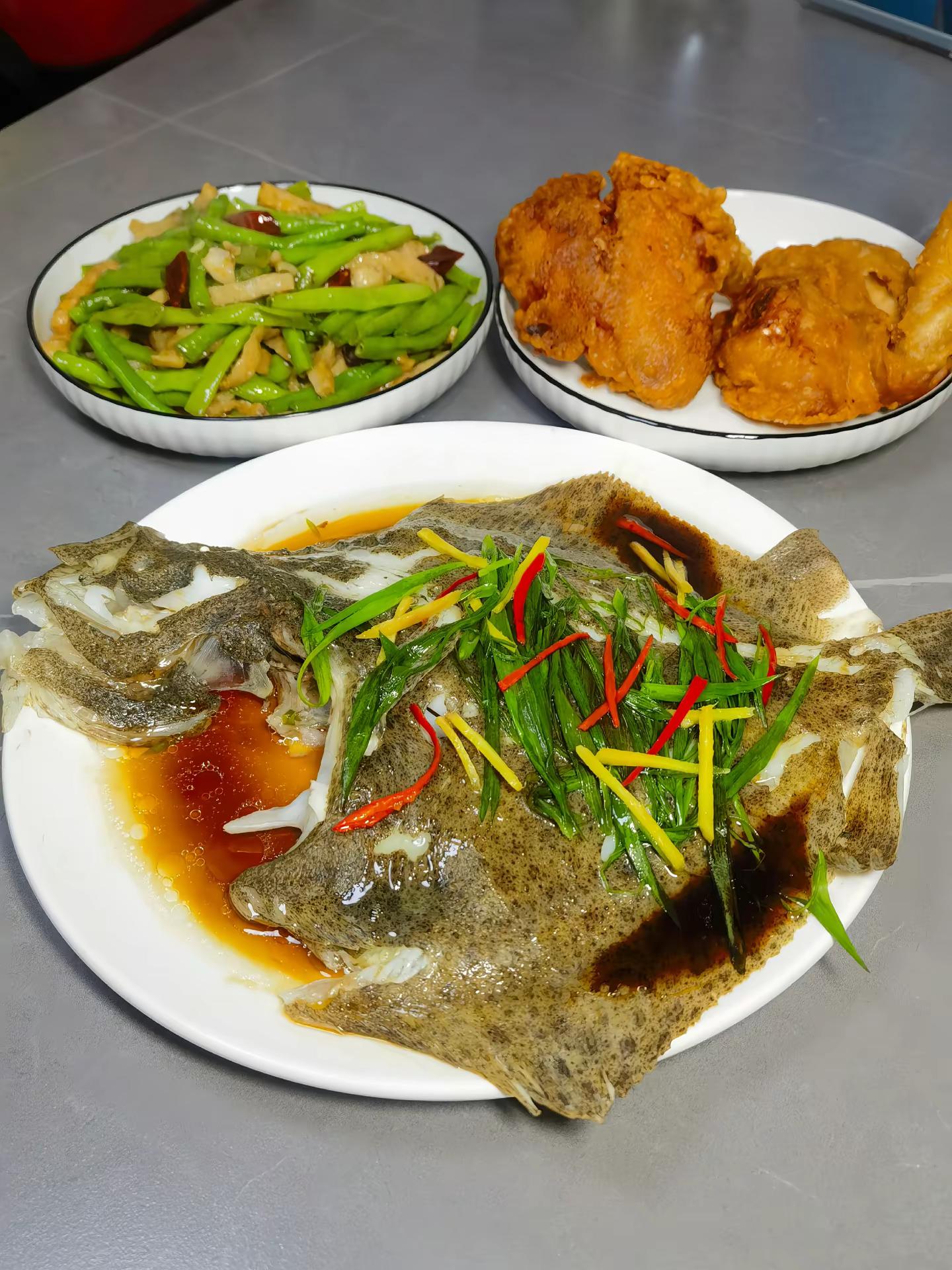 潮汕人在珠海晚餐都吃什么。今日菜单：清蒸多宝鱼，腐乳鸡翅，豆角炒肉卷