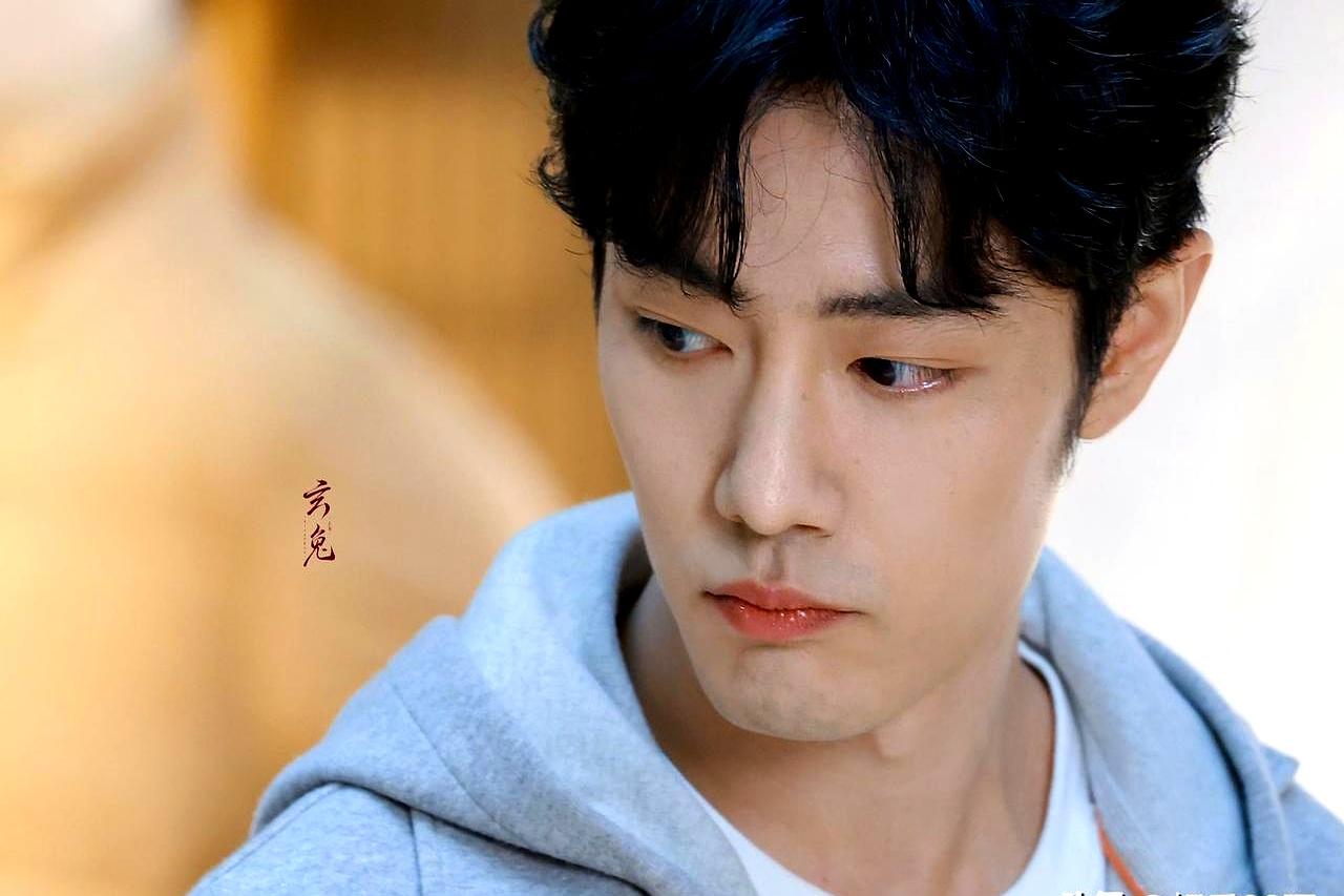 肖战又马不停蹄地赶回锦州拍戏了。前一秒他还在澳门的活动上闪闪发光，活动一