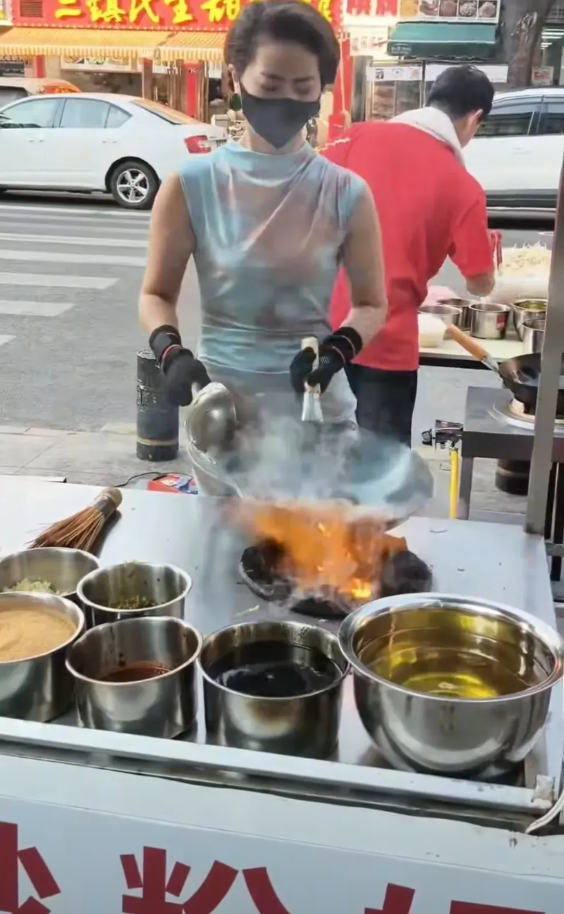 炒粉姐当时在东莞摆摊，一份炒粉卖8元，后来成为网红以后开店，一份炒粉卖28元。这