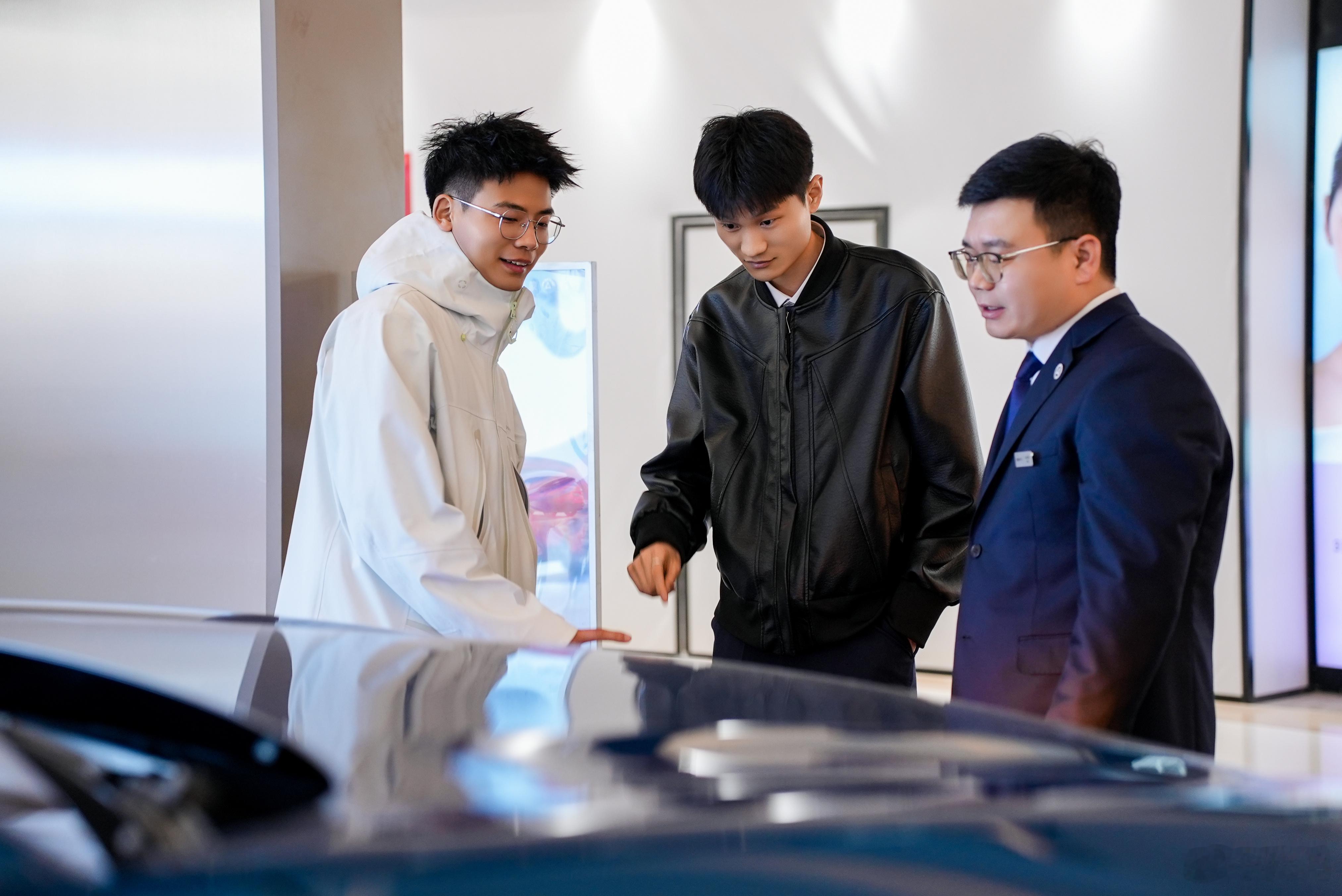 问界M6人气拉满，全国1000+门店展车现已全部到店了！高颜值、大空间，很多年轻