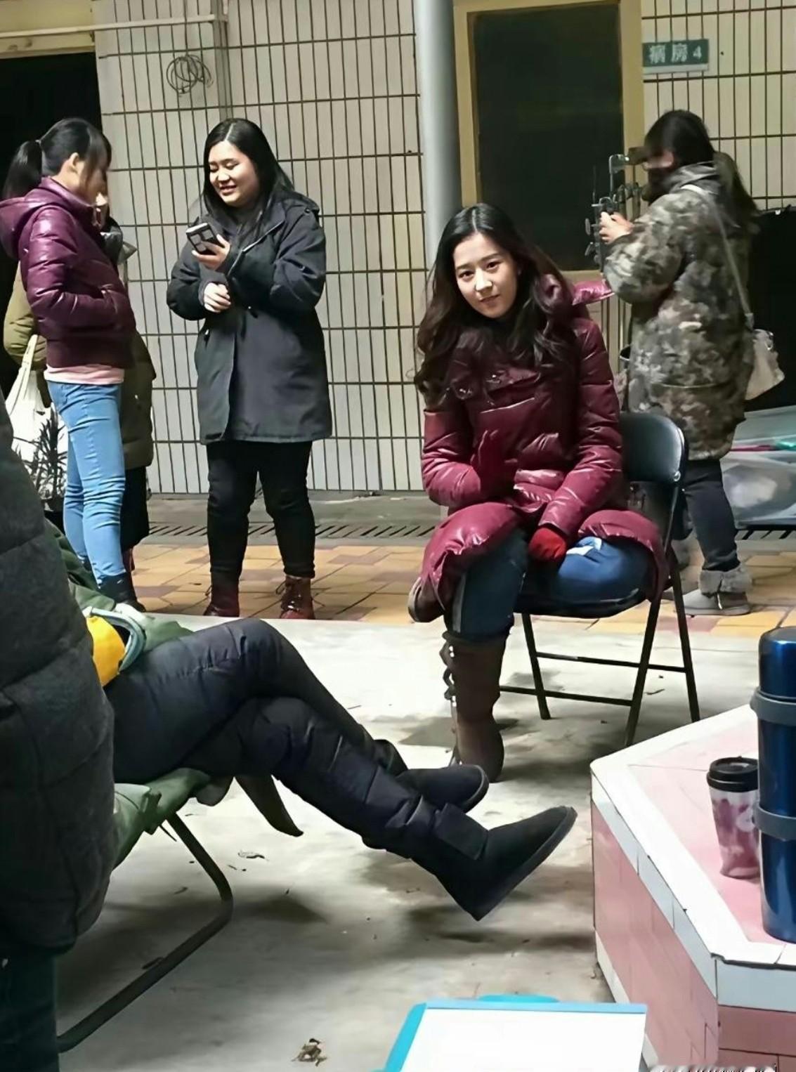 她曾是屏幕里的白月光，一颦一笑勾走半座城的魂。现在？菜市场擦肩而过，你眼皮都