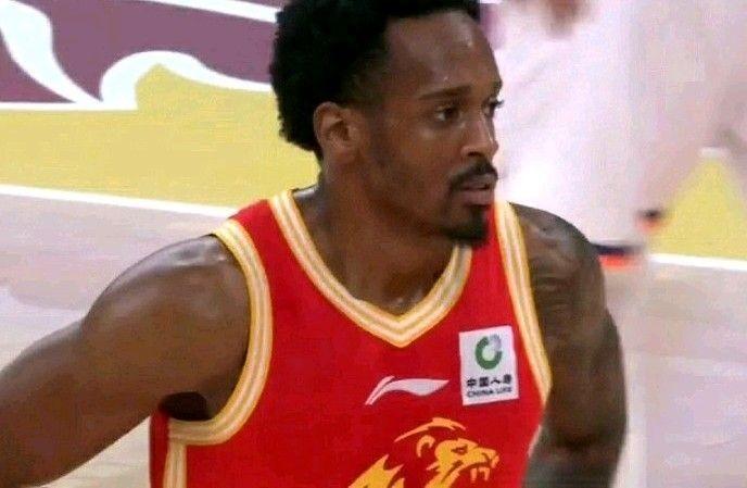 布朗这41分，真不是上海防得差。是浙江的战术，把他放在了一个“你明知道他要打，