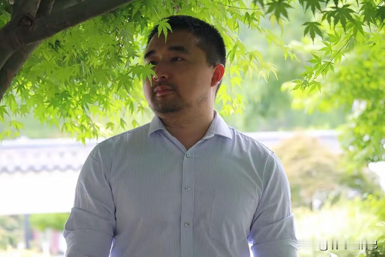 请用一个词，形容一下他的气质。