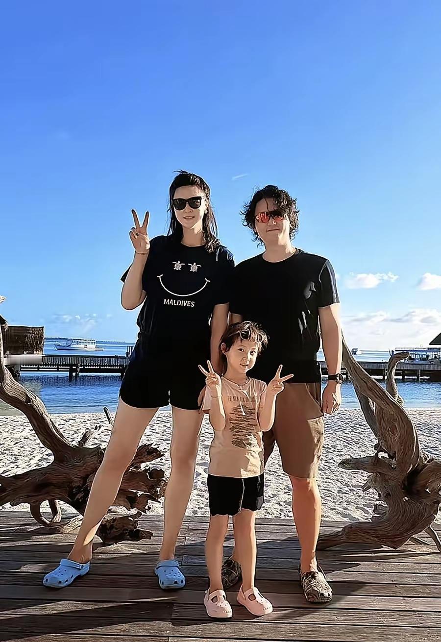 女排名将惠若琪秀恩爱，晒出全家福，一家子其乐融融，幸福感爆棚。女儿乖巧可爱，博士丈夫杨臻博身材明显发