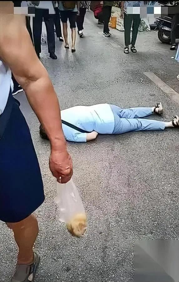 有人走的时候药还攥在手里心脏病发倒在路边的那几分钟，他抖得连抬手送药进嘴
