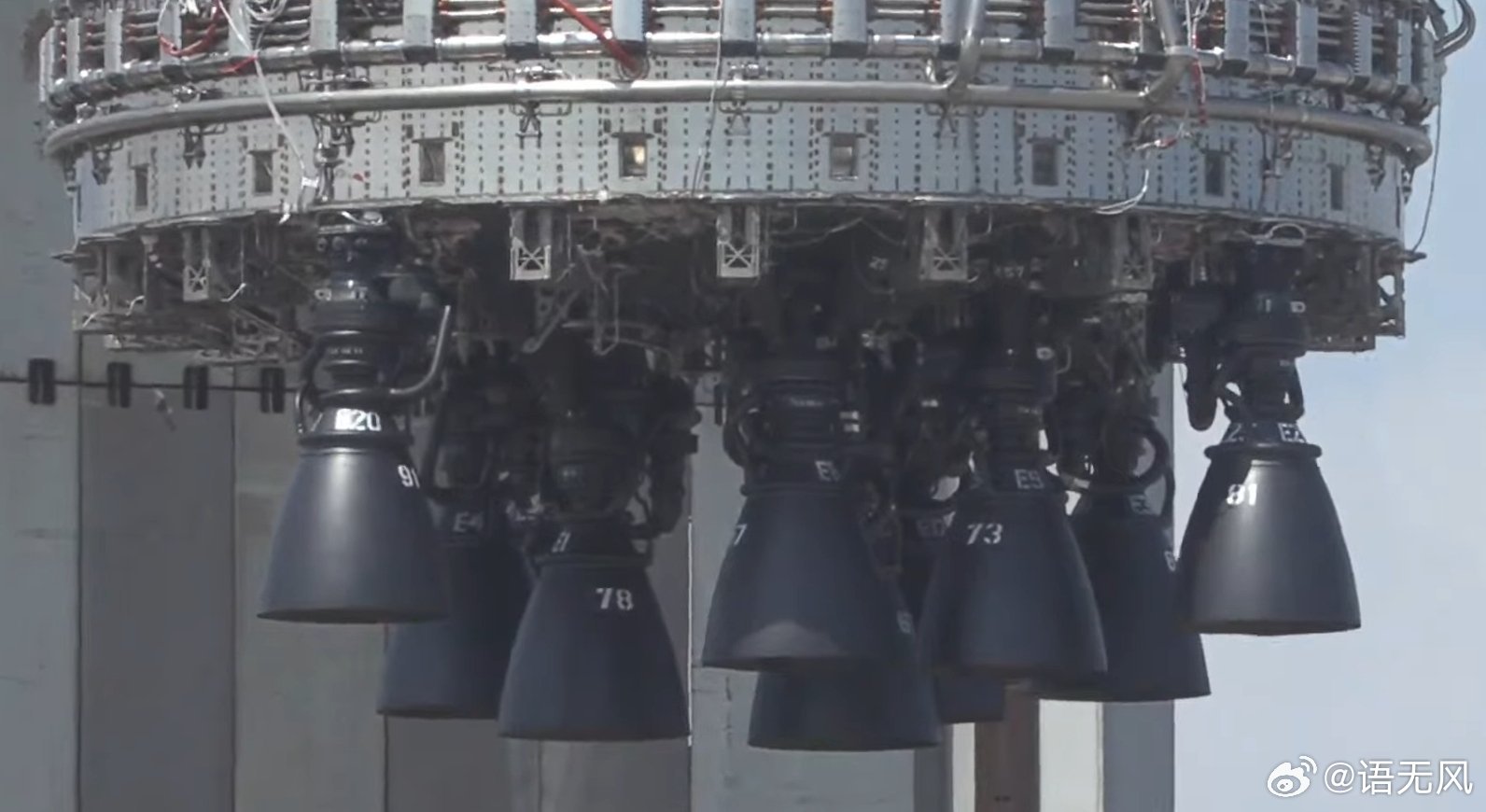 spacex超重助推器Booster19已顺利安放在星舰发射台2上，并且完