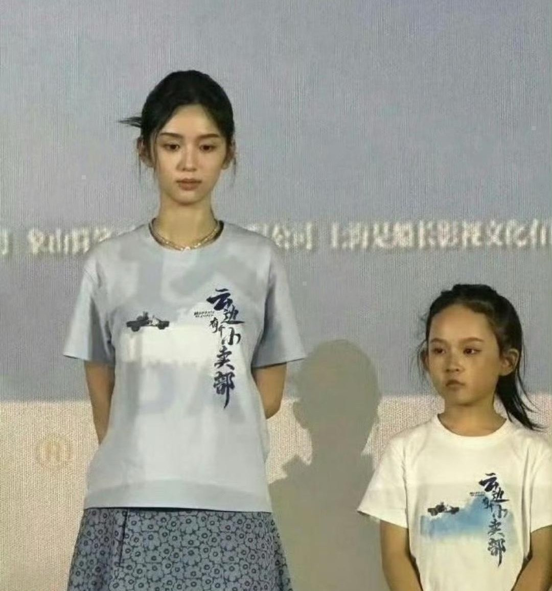 难‎怪女⁠明星上镜都‏那﻿么‏⁠好﻿看，‏周也的⁠‏‏头居然比一个小孩的头还小一