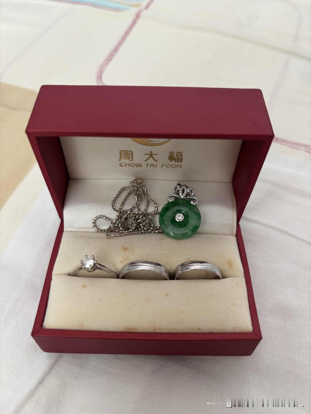 80后的标配，在黄金最便宜的时候买的，买了最贵的铂金，当时销售把铂金吹上天：“稀