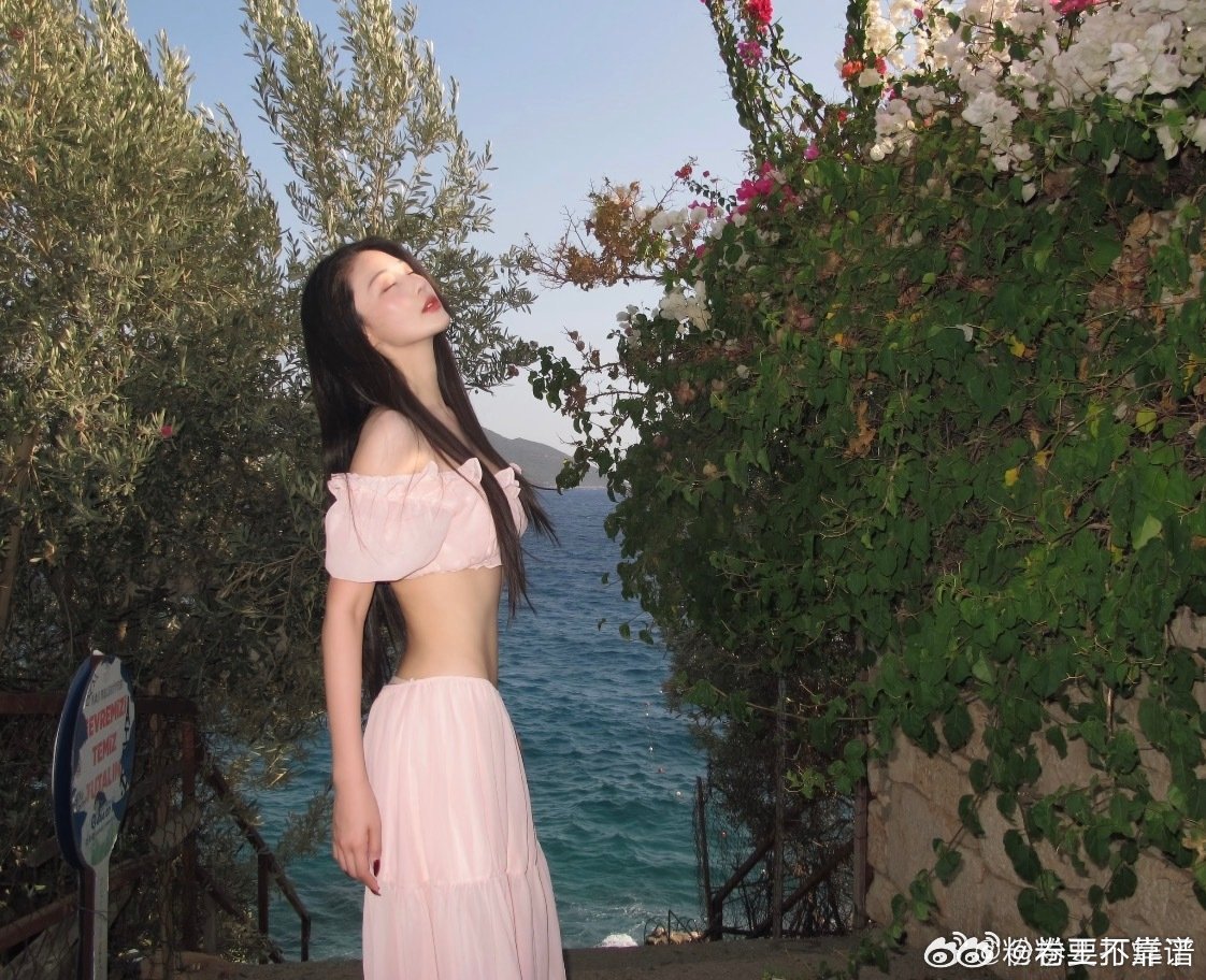 张馨予也太真实了，大方坦言拍照会吸肚子，小蛮腰线条真的好绝，该有的曲线也都有，身材匀称又好看，难怪大