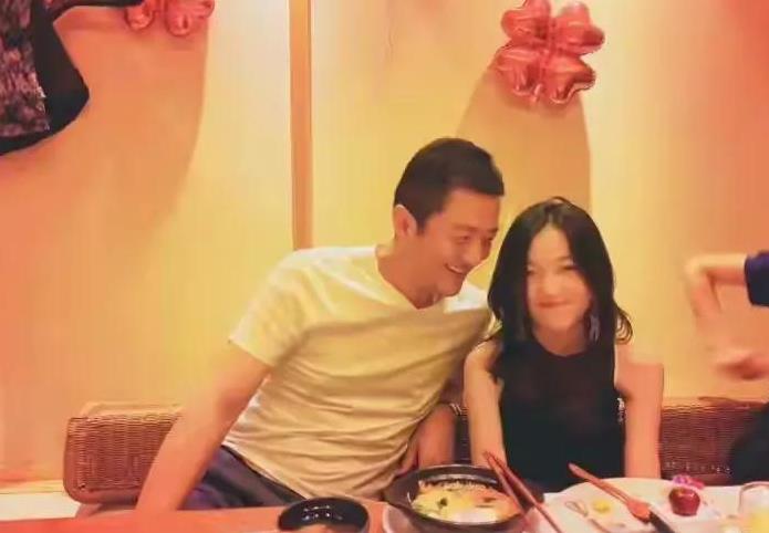 李亚鹏的女儿李夏今年3岁，小朋友都知道追星了，妈妈海哈金喜带她去看了时代少年团的