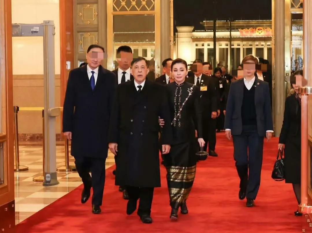 泰国国王为啥百年不访华？2025首次到访藏着大变化！说出来挺有意思，泰国国