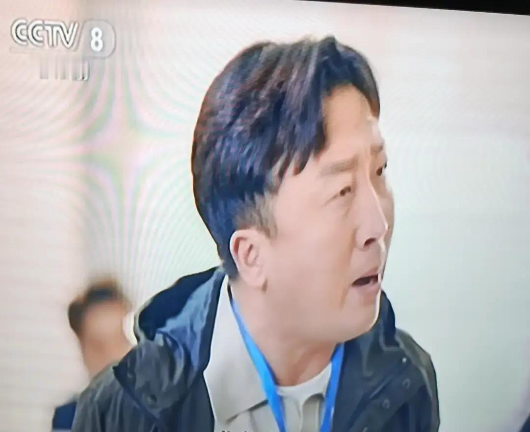 央视八套连播两部戏，他演完主任又演工人镜头一转，势利眼主任杨卫东还在甩锅，