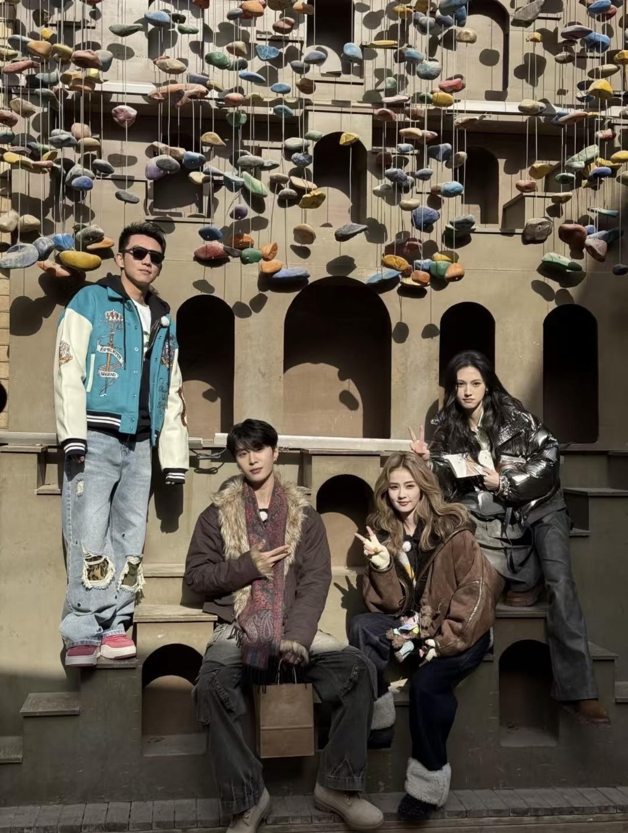 近日，白鹿、郑恺与范丞丞一行人，来到大美新疆，喀什古城综艺拍摄。范丞丞18