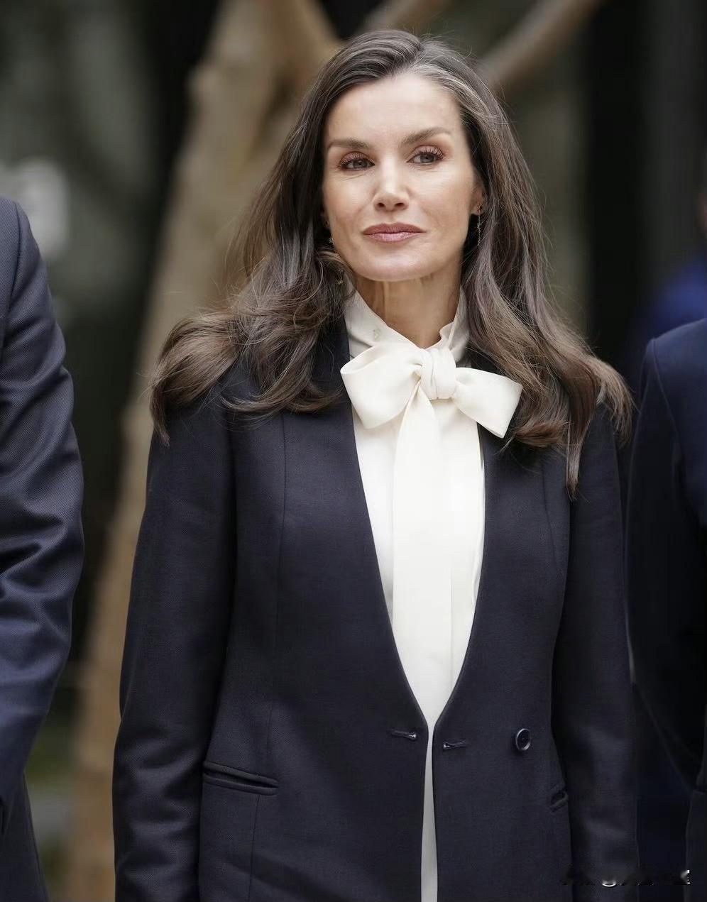 状态回春！53岁西班牙莱蒂齐亚王后状态“完美”。当地时间2月18日，莱蒂齐亚