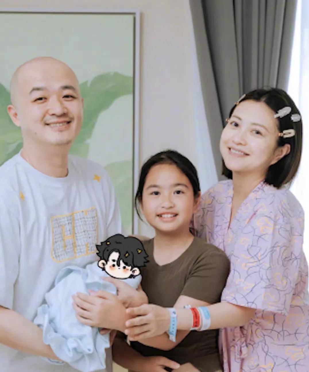 我有强烈的预感，尽管包文婧二胎产后情绪失控，她很有可能会继续生三胎。不是因为她