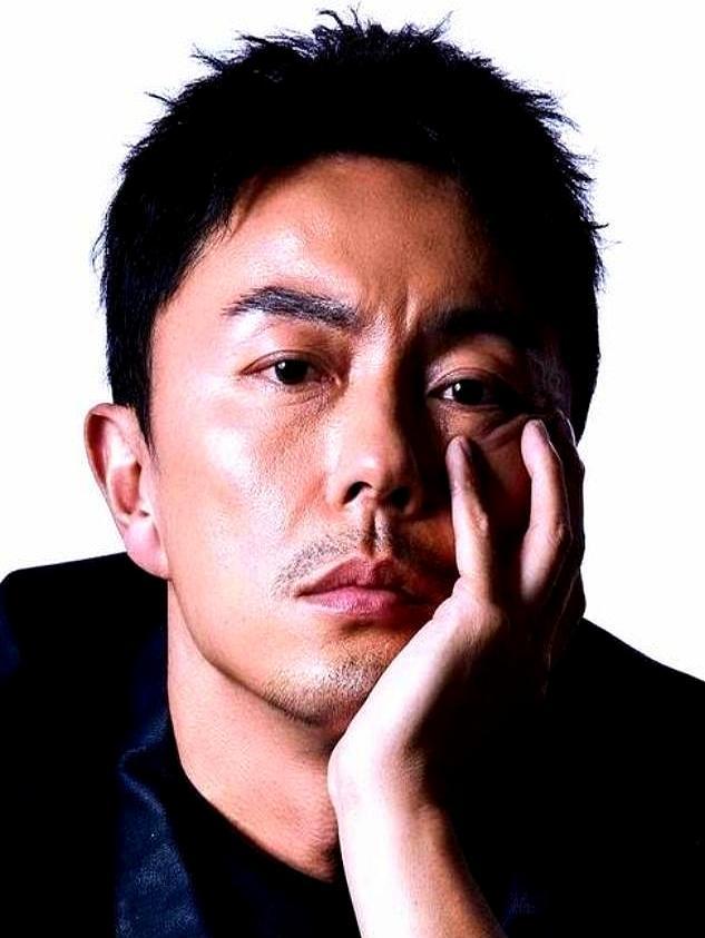 话筒怼到嘴边，记者逼问谢苗到底比李连杰差在哪。他连眼皮都没抬，甩出一句让内娱脸红