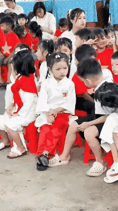 神回复……这个小姑娘很淑女，长大了，肯定很了不起！