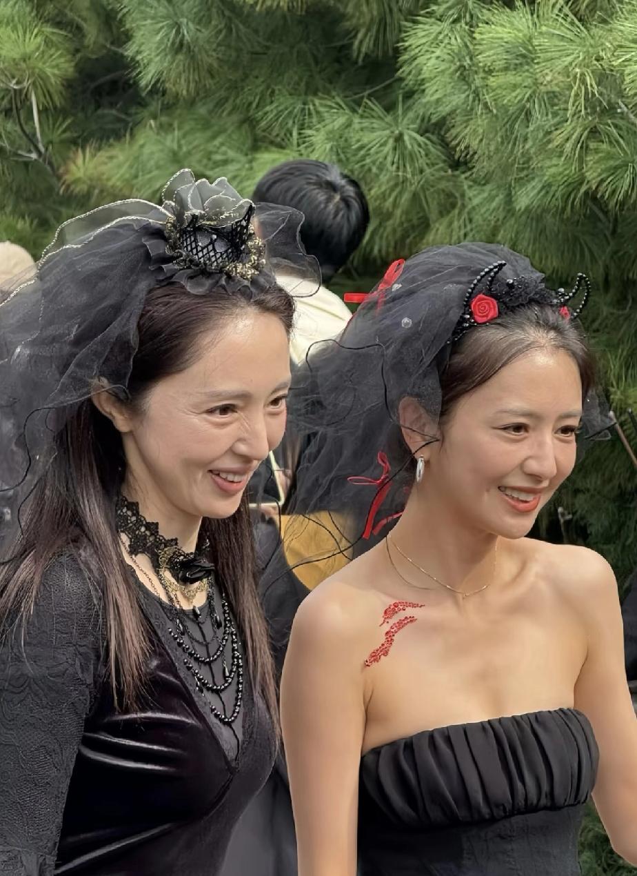 我去，真的简直没想到！董璇电视上那么美，实际上还是有很多皱纹的，不过五官也