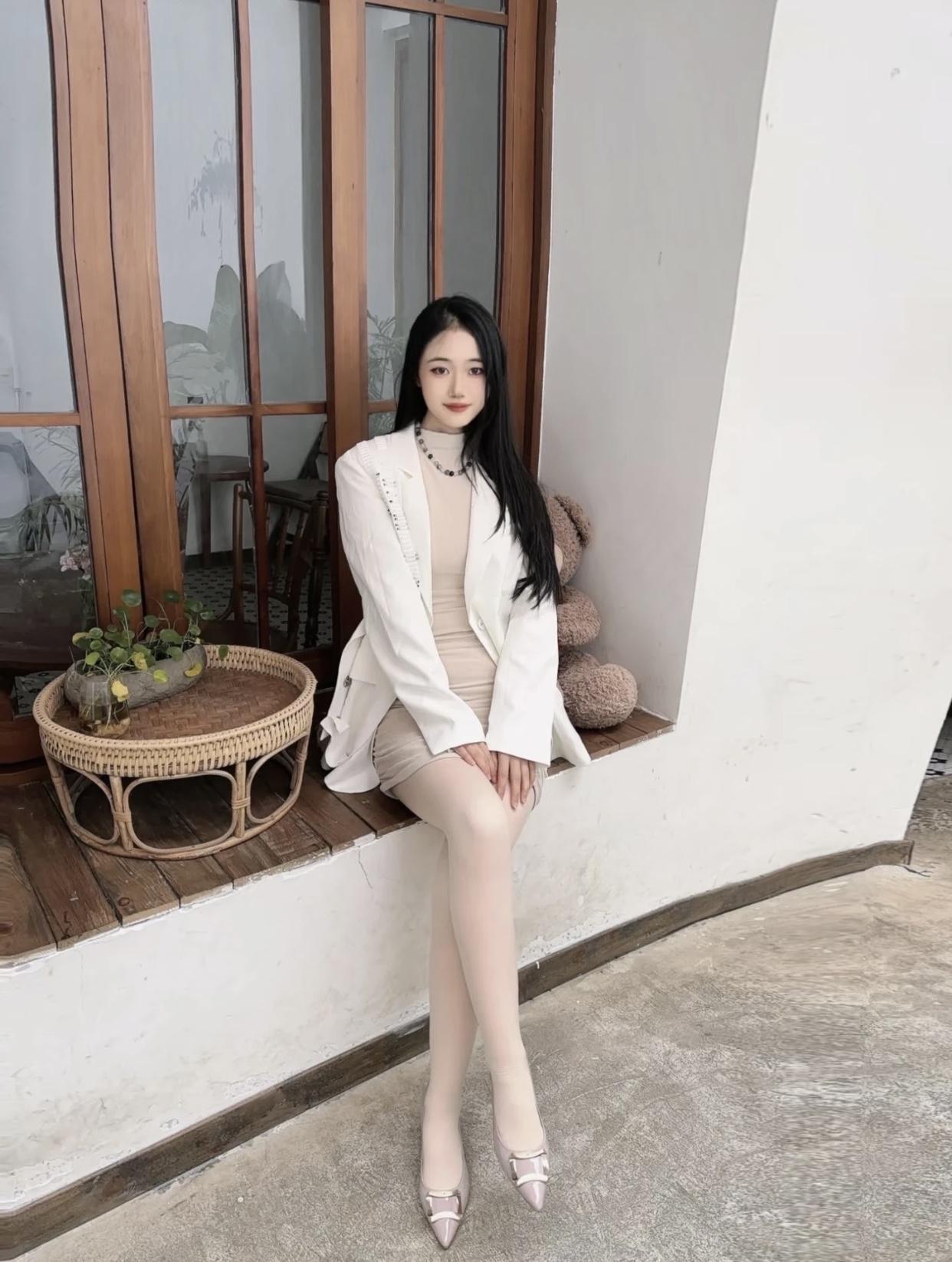 如何穿搭显得淑女一点优雅气质穿搭，白色西装外套搭配米色连衣裙，尽显时尚与优雅。