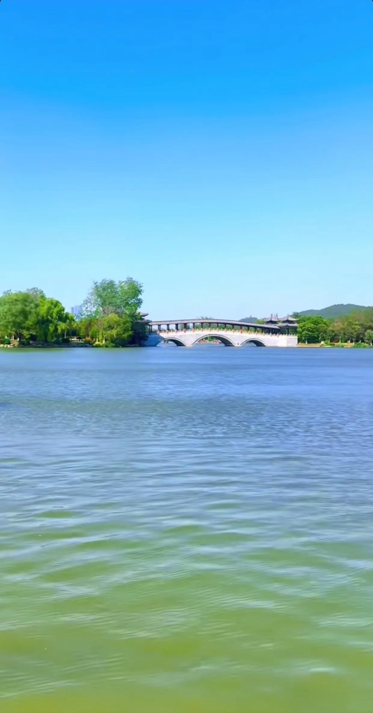 山川秀丽，湖水清澈，自然之美治愈心灵。漫步其中，感受风轻云淡，释放压力，心情舒畅