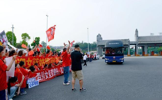 四川女篮捧杯回乡，缺阵核心远程连线，人山人海舞狮庆祝卫冕之路2026年4月27日