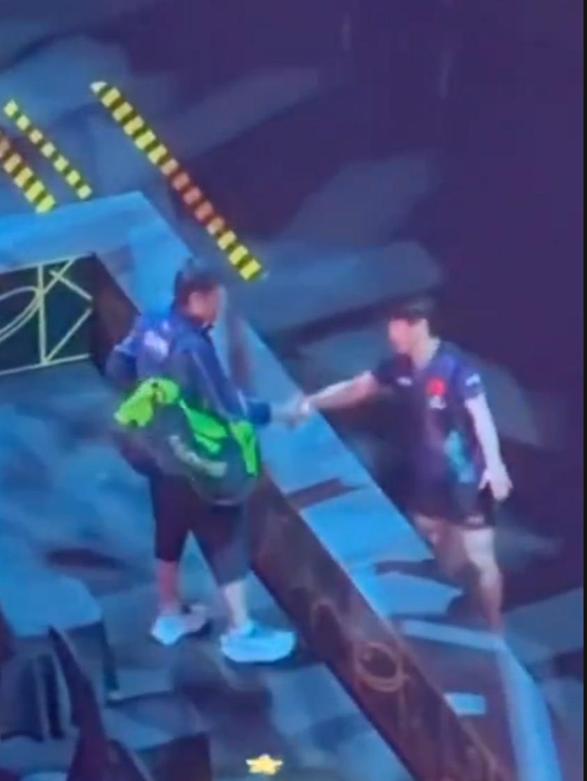 这就是孙颖莎夺冠后，为什么单独与邱贻可教练合拍冠军照的原因，情如父女的金牌组合。