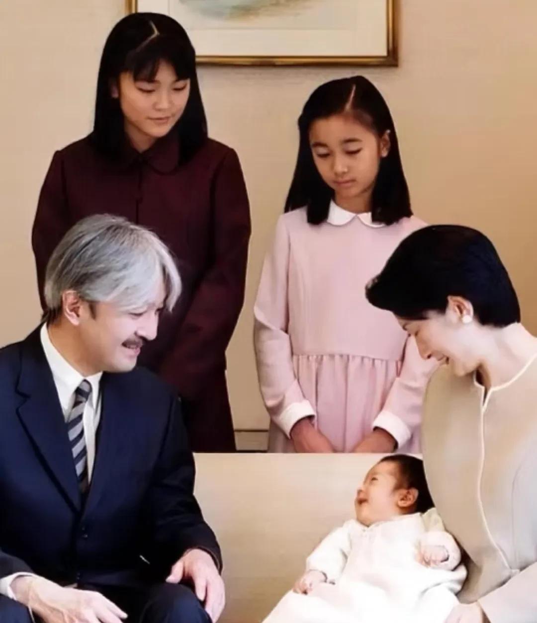 真子和佳子看着她们刚出生的独苗弟弟！秋筱宫家的独苗悠仁出生时真子公主15岁，佳