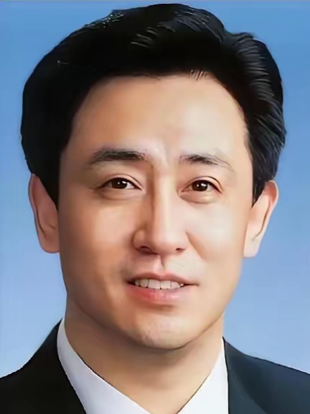 许家印是男相女态，这在相学上是大吉（富贵）的相貌。年轻的许家印面部轮廓圆润柔和，