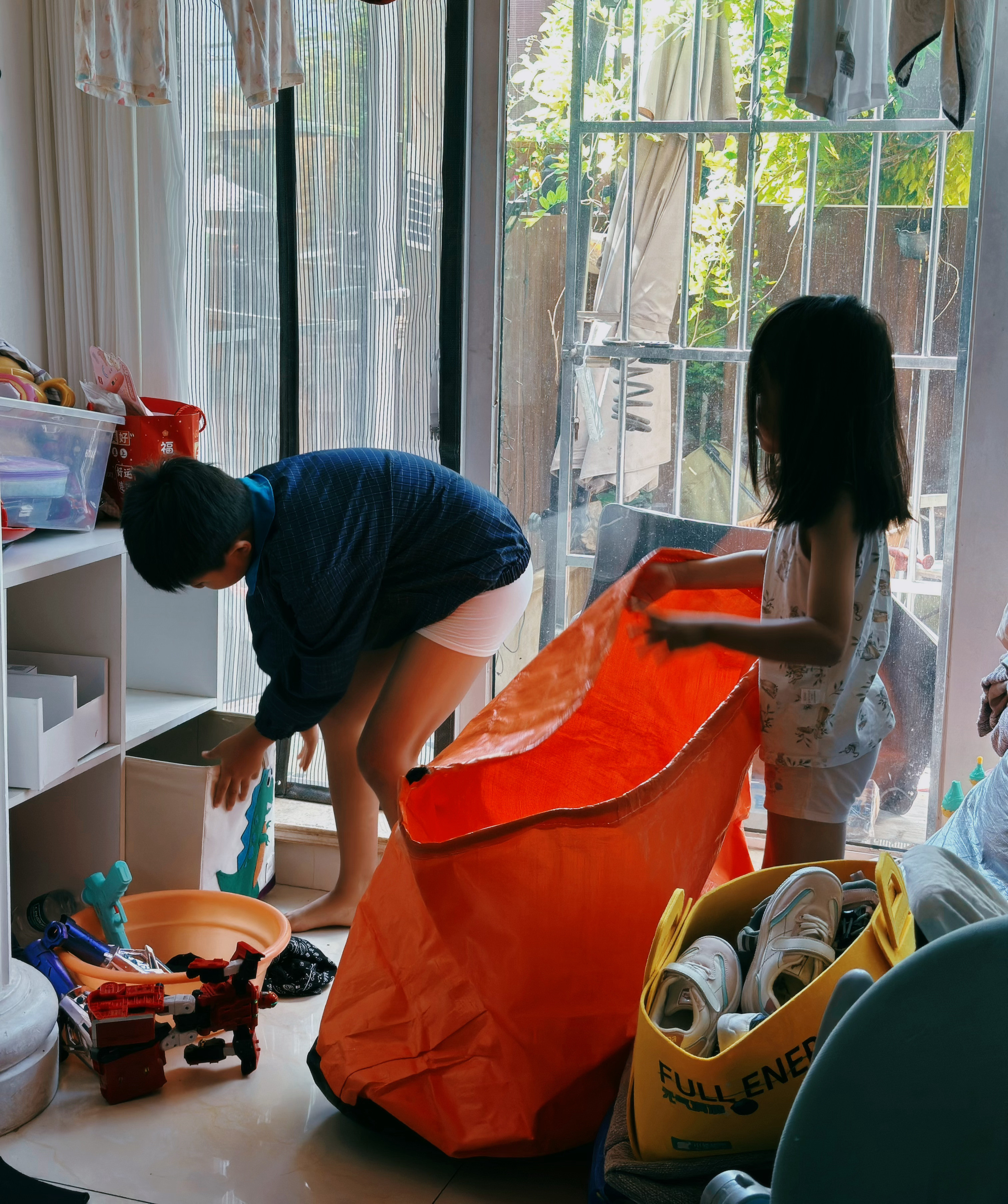 收拾东西啊，一顿装我也不知道怎么收就直接全装袋子里就好了