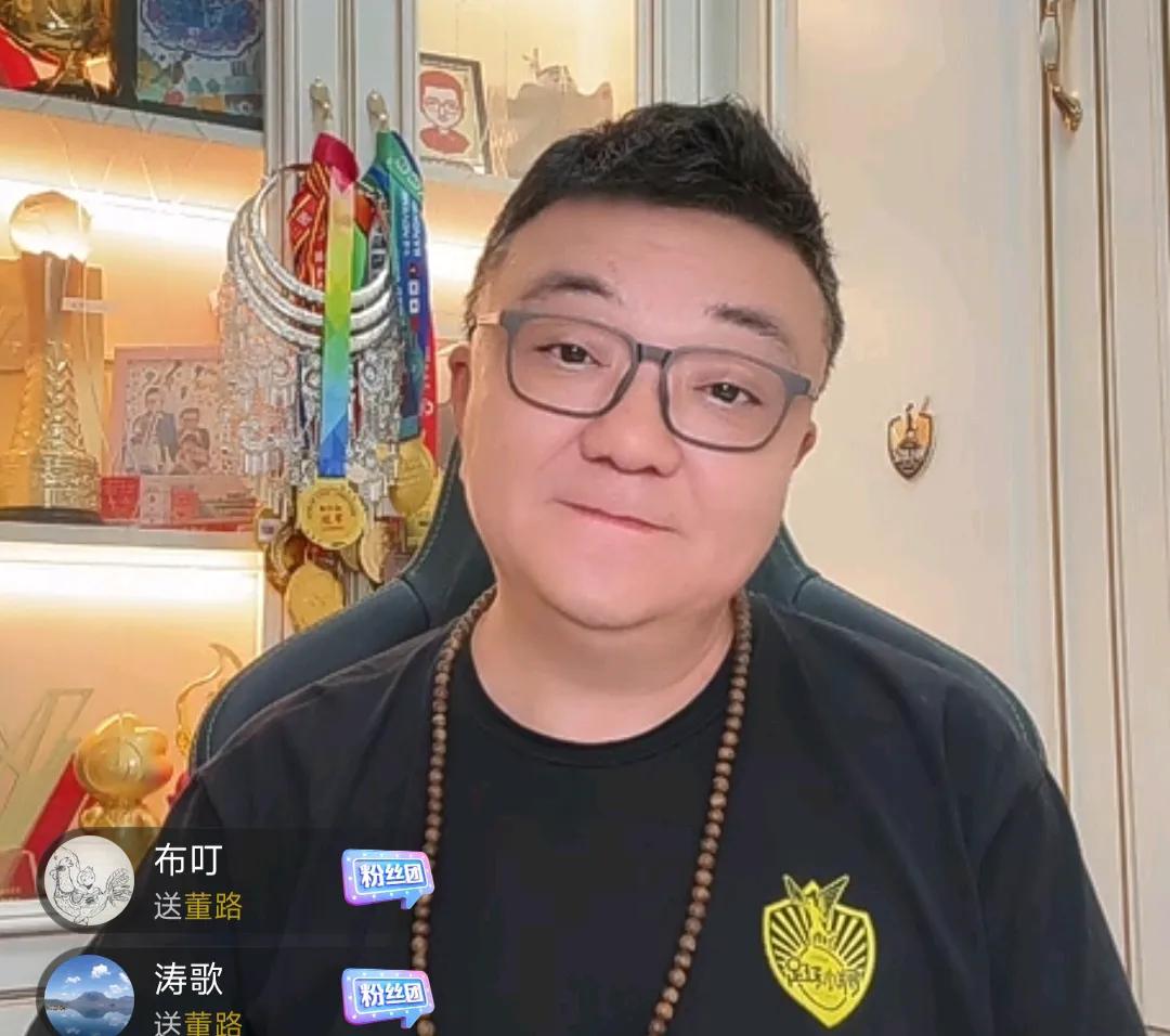 董路在直播间爆了一个料。他在直播时谈到，欧洲俱乐部青训有一个国内俱乐部比不上的