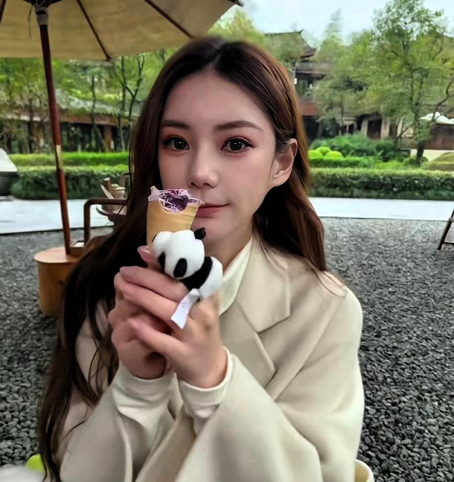 筱梅一家近况，有点忙有点乱筱梅和小汪去了上海，结束了成都的旅行，听说筱梅妈妈带