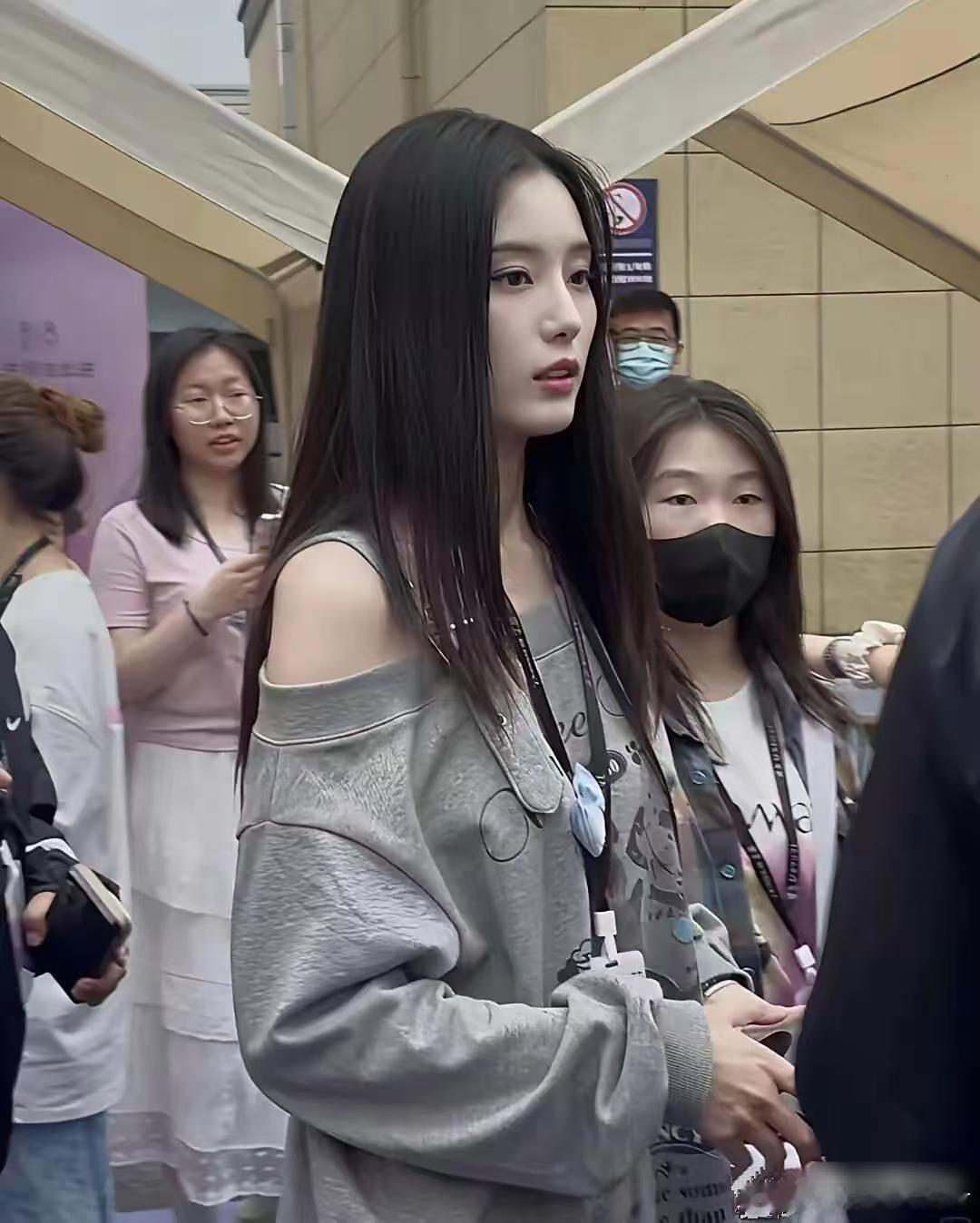 有网友碰到徐艺洋了，白得跟发光似的！个儿高高的，长得老美了，黄子韬这可真是走大运