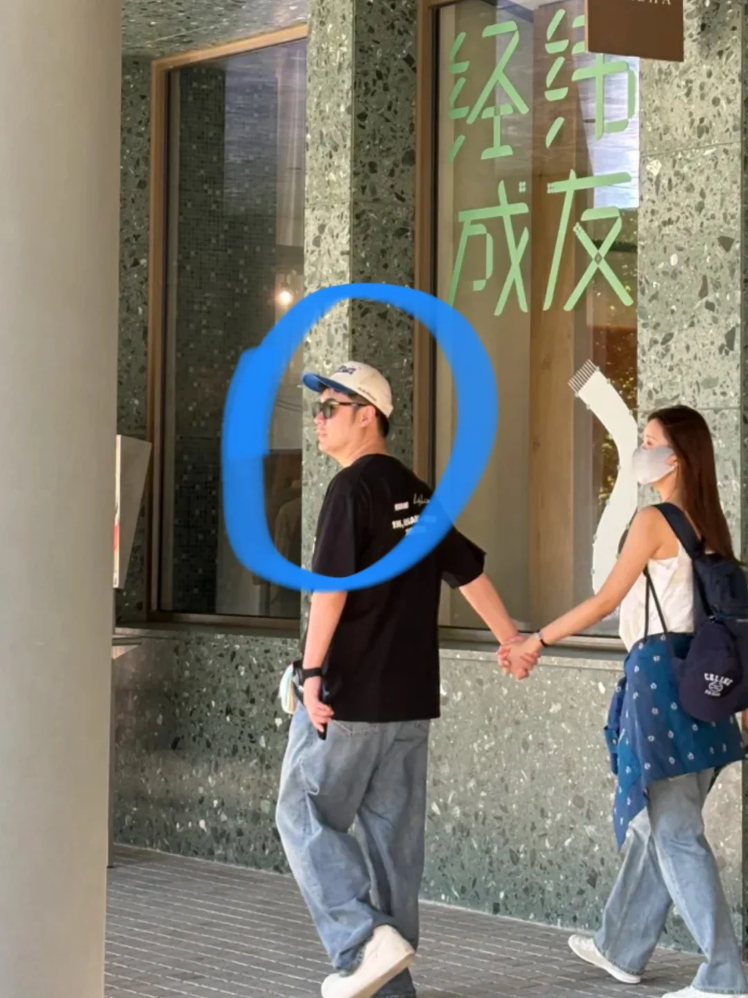 他俩终于不藏了！大方秀恩爱