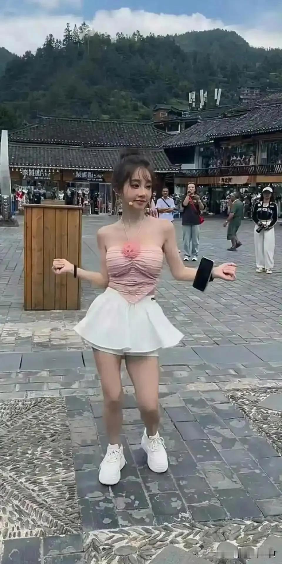 天呐，网红一姐冯提莫怎么变这个模样了？穿着粉色抹胸上衣配白色短裙和运动鞋，手