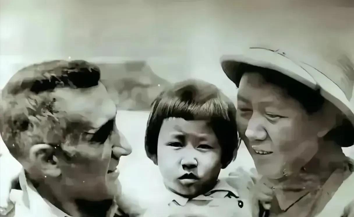 在延安的窑洞里，岁月的痕迹与革命的激情交织。毛泽东，这位伟大的领袖，在艰苦的革命