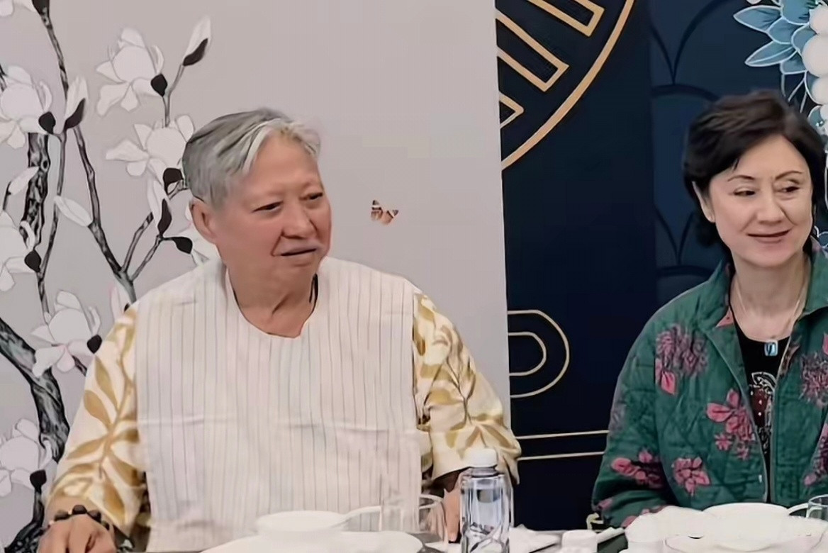 76岁洪金宝暂居内地太豪横！携妻子办家宴，邀四星级酒店老板做饭