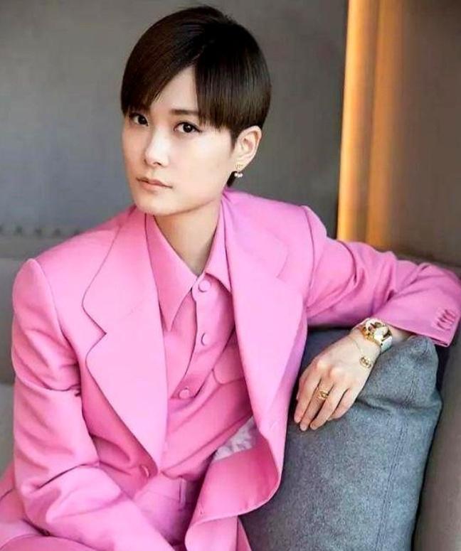 当年，李宇春送谢霆锋一把价值100万的吉他。谢霆锋问她：“春春你很漂亮，但打扮中