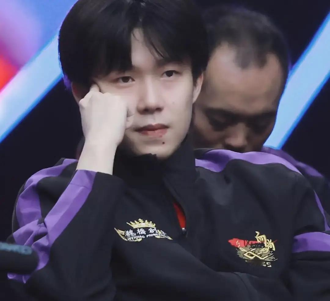 再不看，你就错过王楚钦的“二次发育”！总决赛灯光一打，他的鼻梁像被雕刻过，