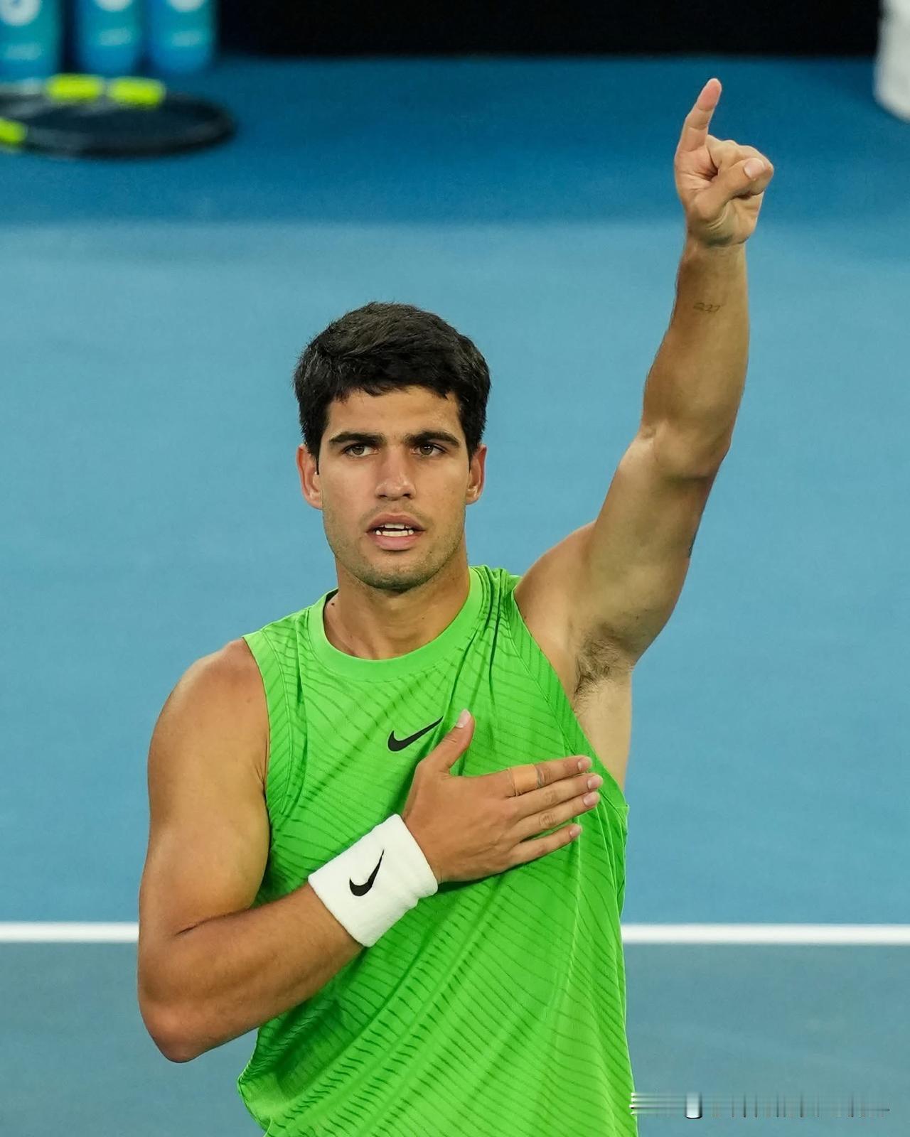 2023年法网半决赛，阿尔卡拉斯在对阵德约科维奇时，曾因过度紧张导致全身抽筋。当