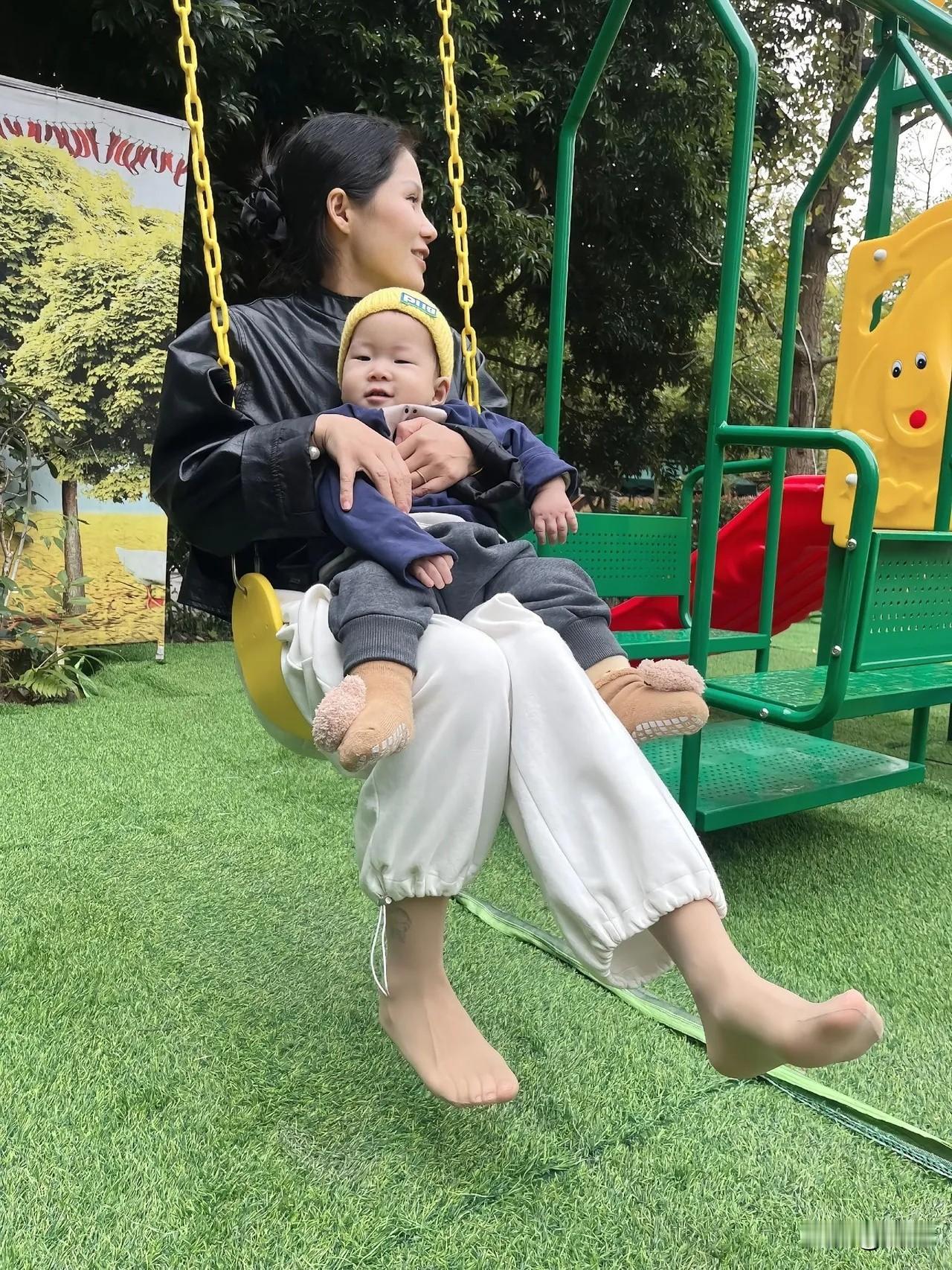 母子同乐，秋千荡漾，这样的场景想想就超温馨。就像在沭阳县城北公园、宿迁民主法治主