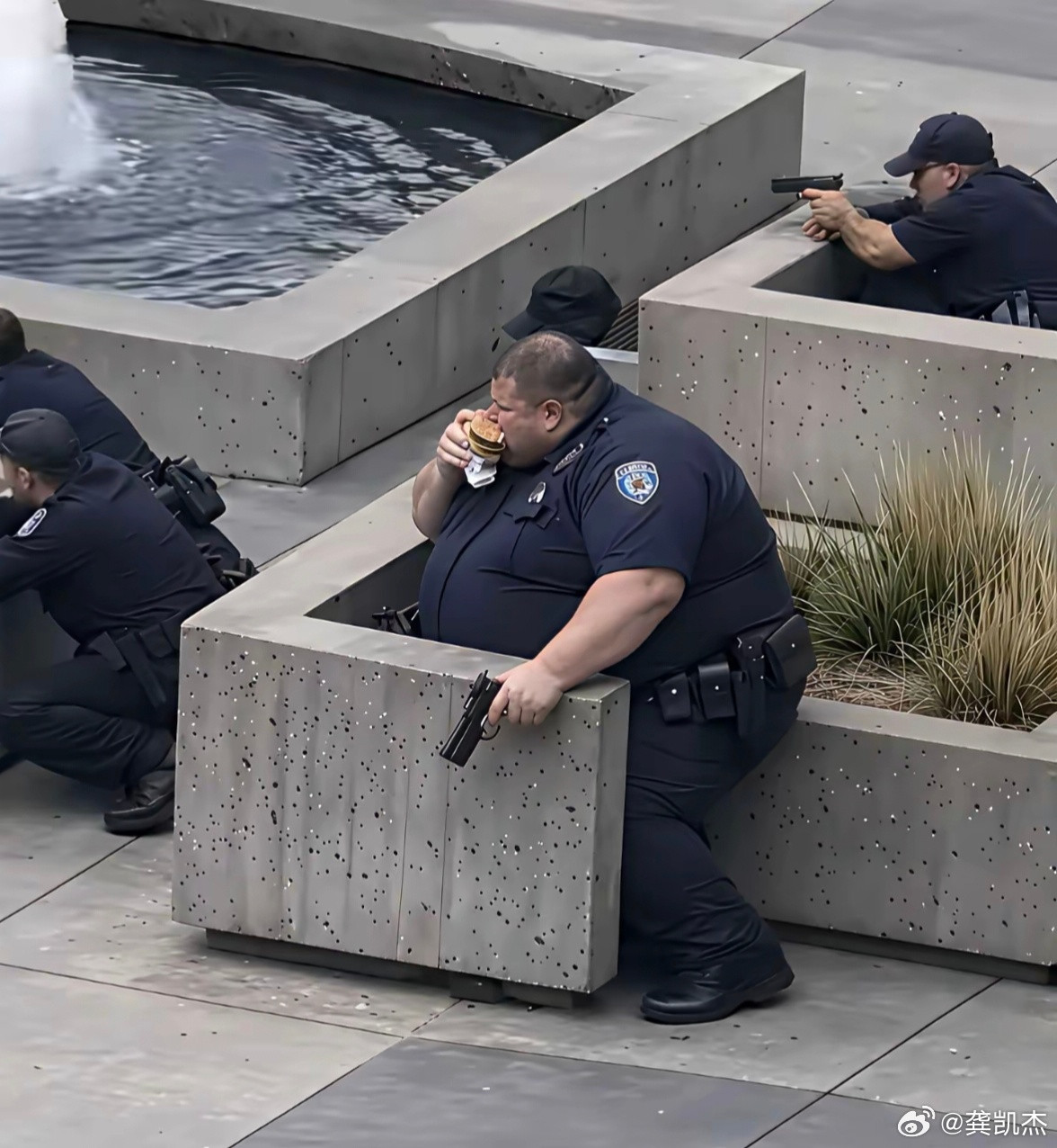 这么大的肚子卡进去了还能拔出来吗？