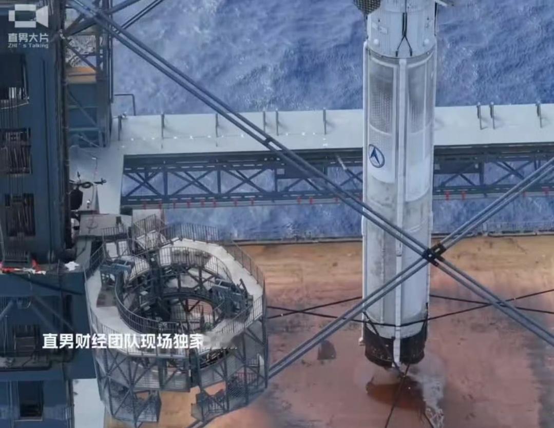 别急，已经在夹了……下面好象还在搭架子固定？不过，这样一细看的话，就感觉这夹