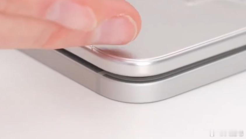 iPhone折叠屏上手苹果还是这么讲究R角，这种形态的折叠屏，华为阔折叠算是给