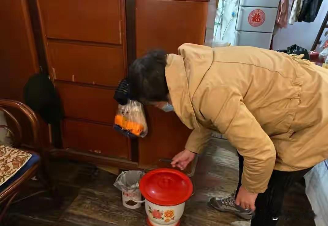 上海：彻底告别“拎马桶”在老上海影视剧里，每早拎马桶成为“必修课”。10月2