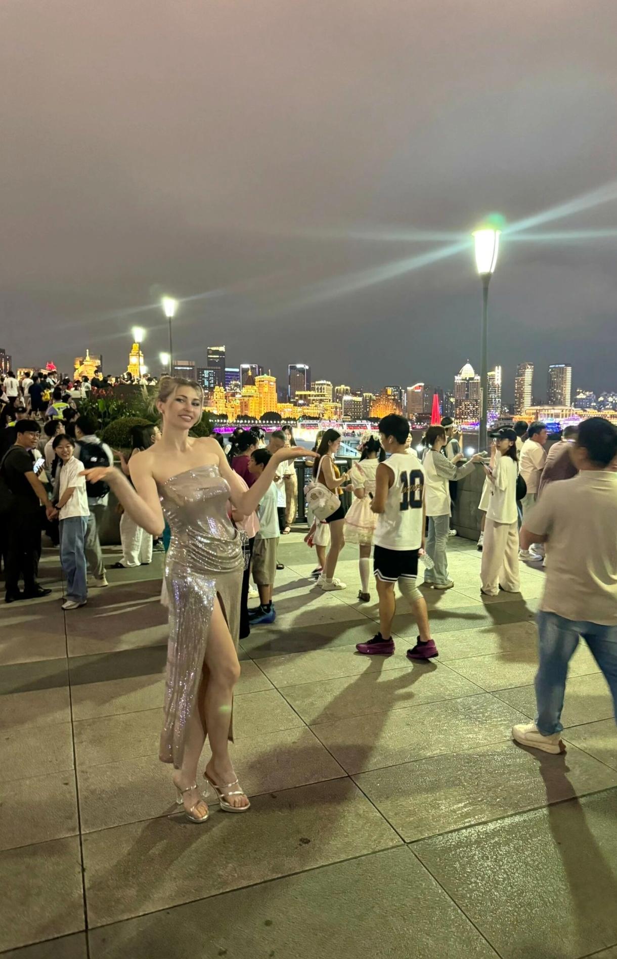这不就打篮球的俄罗斯网红么，叉开的好高哦🙄气质也完全不在一个层面。这已经算好的