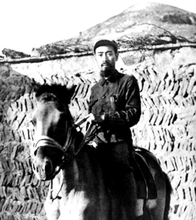 “长官这次任务成功了，我们杀了周恩来”。听完特务的汇报，愤怒的长官一个巴掌打了