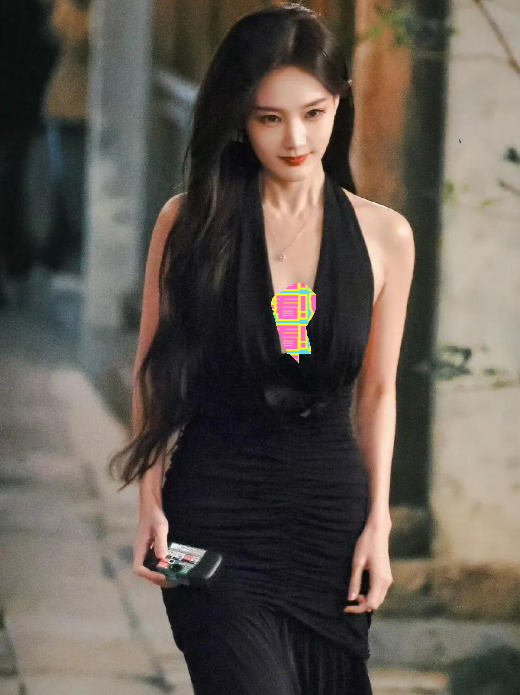 拉尔萨携17岁女儿走红毯星二代身材火辣似超模